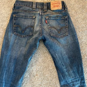 Lågmidjade Levi’s jeans  - Jätte fina lågmidjade Levi’s Jeans som tyvärr inte kommer till användning - strl s- 36 men jag är vanligtvis 38 och de passar mig fin fint oxå. Skriv om ni har frågor eller funderingar❤️