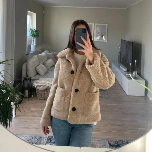 Jacka - Säljer denna fina beiga jackan från Zara, som inte längre säljs i butik. Den passar perfekt till våren och hösten. Använd fåtal gånger och är i bra skick. Säljer på grund av att jag inte använder den💕 