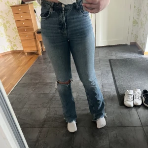 Jeans - Super fina jeans från Gina tricot säljer för att dem är något små för mig och där med inte kommer till användning, jag är 173 och dem är bra i längden för mig