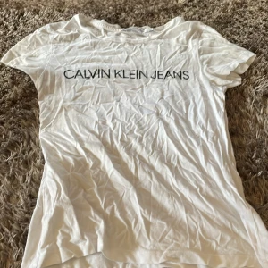 Calvin Klein t-shirt - T-shirt från Calvin Klein i strl xs 