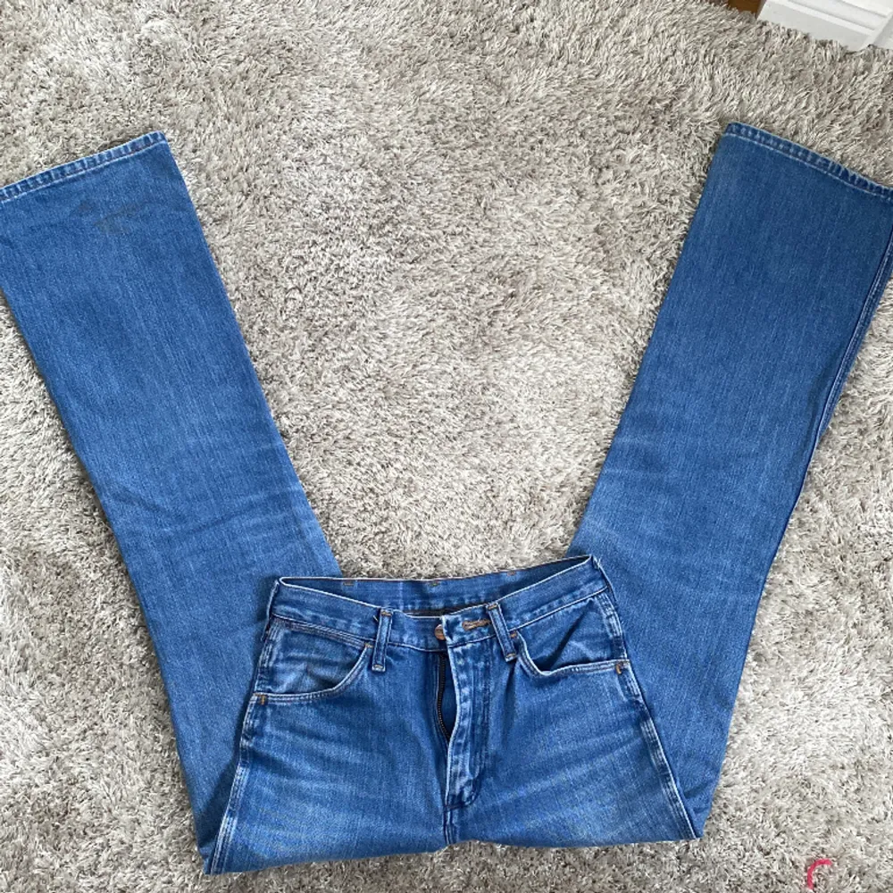 Jättefina bootcut jeans från wrangler✨ säljer då dem inte kommer till någon användning men dem sitter bra på mig som är 168💕 skriv för fler bilder, pris kan diskuteras💖💖. Jeans & Byxor.
