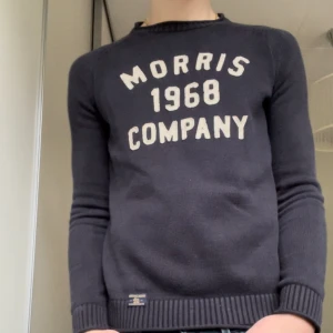 Morris tröja - Säljer denna fina tröja för jag tyvärr vuxit ur den. Mitt pris 349 men kom gärna med prisförslag😉, vill sälja snabbt!! Jag är 182cm lång och har kraftiga armar och är bred över axlarna.