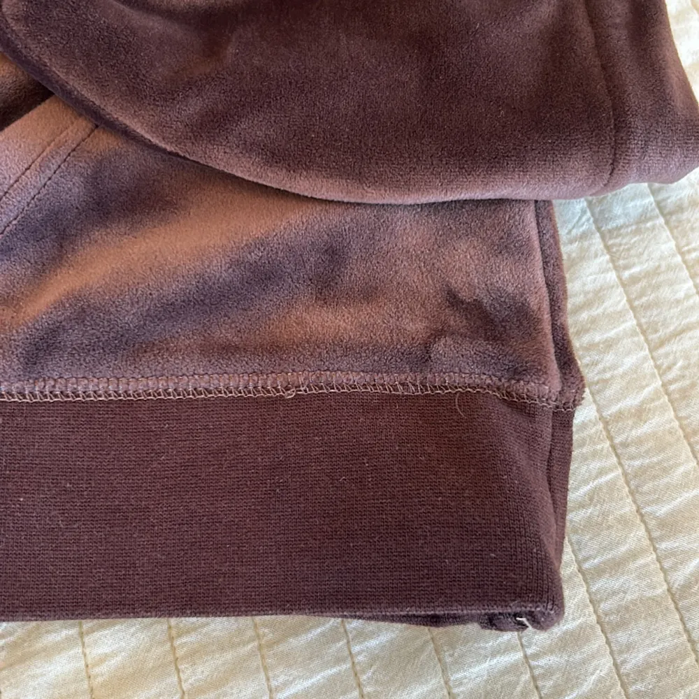 Säljer min bruna Juicy Couture hoodie då den inte längre kommer till användning.  (Bild 3. En söm sticker ut något, dock inget som syns vid användning).  Säljer även byxorna (storlek S). Hör av dig om du vill köpa båda två!    Ordinarie pris: 1300kr . Tröjor & Koftor.
