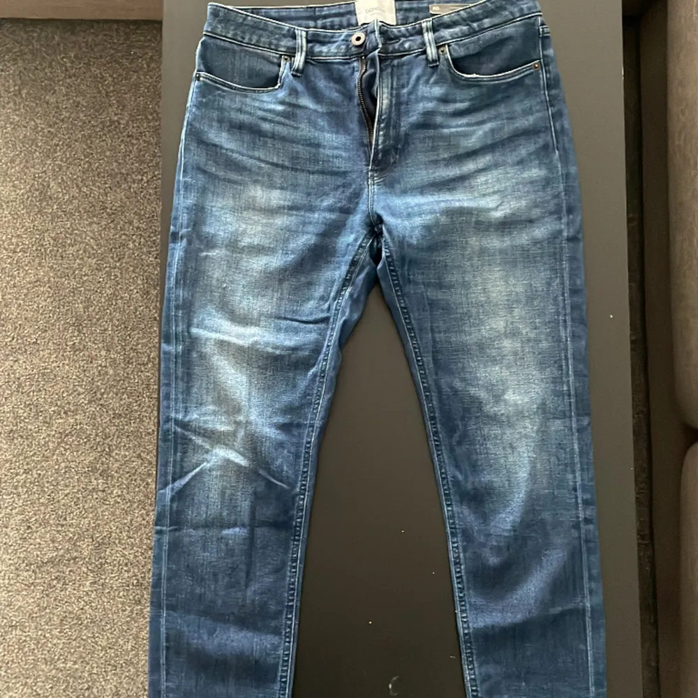 Ett par Dondup jeans som är dam modell med skulle passa en grabb bra. Unisex mer.. Jeans & Byxor.