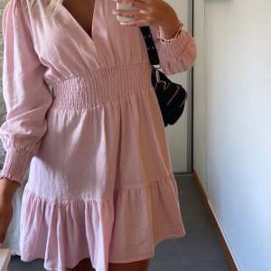 Säljer denna söta rosa klänningen från zara💕