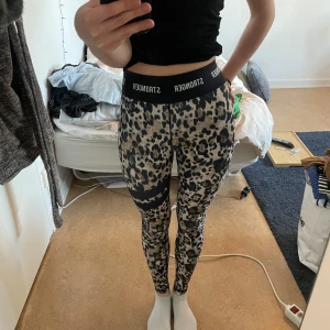 Träningsbyxor  - Fina träningsbyxor från stronger med leopardmönster. Nästan nyskick, använda kanske 10 gånger. Köpta för 899 kr. 