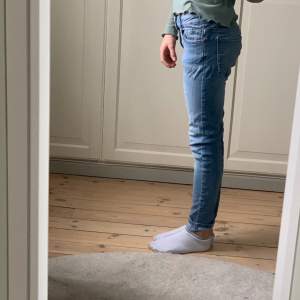 Blå skinni jeans med bakfickor och vanliga fram fickor🦋