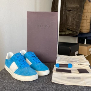 Valentino flycrew - Säljer du dessa extremt feta valentino flycrew i extremt bra skick. Skorna är riktigt sparsamt använda och är i storlek 40 men passar även 41. Medföljer till köpet är boxen, två dustbags, nya snören samt ett äkthetskort. Tveka inte att höra av er.