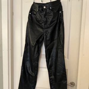 Läderbyxor - H&M - Säljer ett par läderbyxor från H&M i fint skick. Väldigt mjukt och tjockt material. 