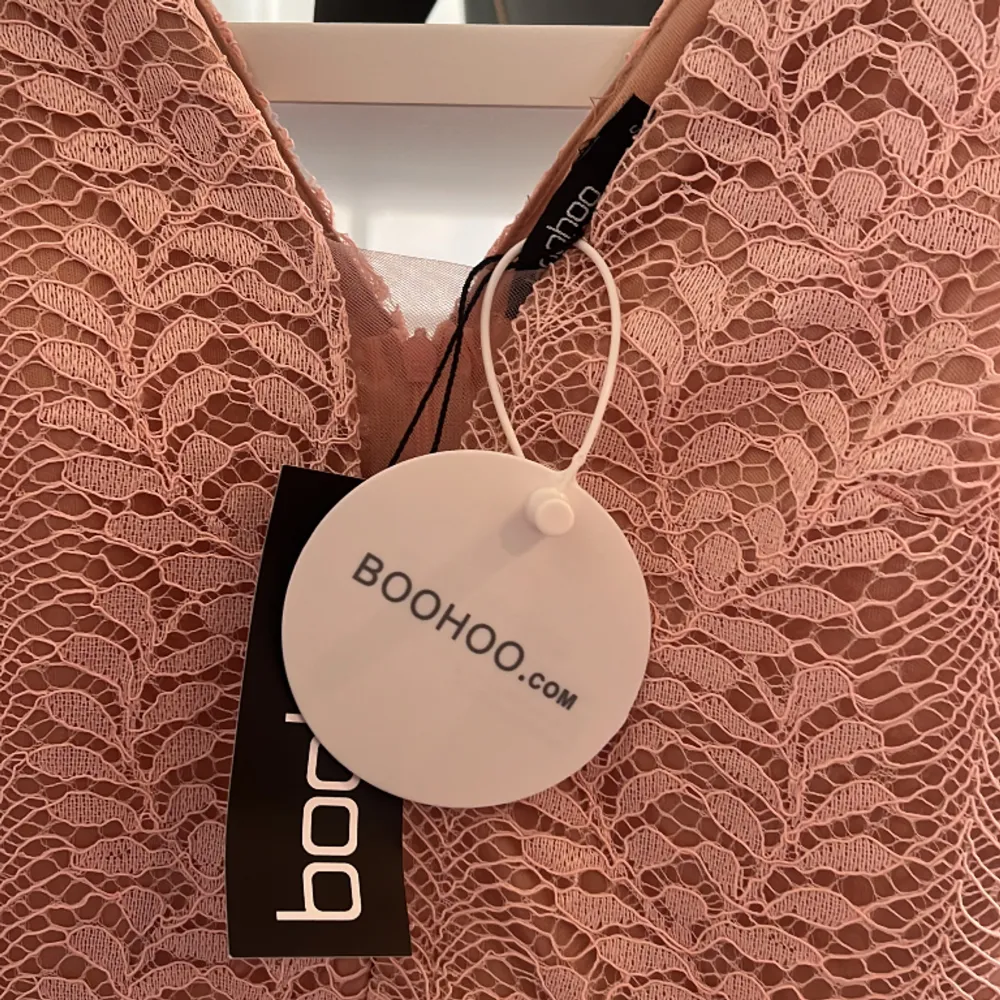 Säljer super fin balklänning från boohoo 🩷 skriv om ni vill ha mer bilder🫶🏼. Klänningar.
