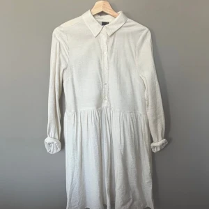 Klänning från Gina Tricot  - Snygg klänning från GinaTricot i storlek small. Knappt använd!