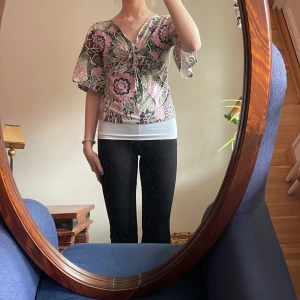 blus - säljer denna superfrina blus ! den är i strl s ❤️hör av er vid frågor :) frakt tillkommer!. kan skicka bild! kram🫶🏼