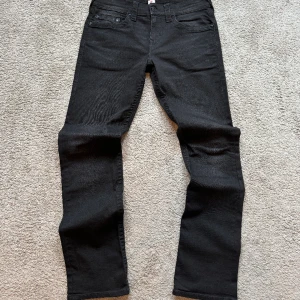 True Religion jeans  - Hej säljer dessa true religion jeans! Jeansen är lite mer av det stretchiga materielet och därav är dem riktigt sköna att ha på sig! Köpta på true religions hemsida! 