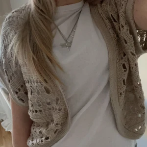 Beige bolero - Jättecool bolero❤️‍🔥 köpt på Sellpy så vet inte märket, men i utmärkt skick utan defekter!
