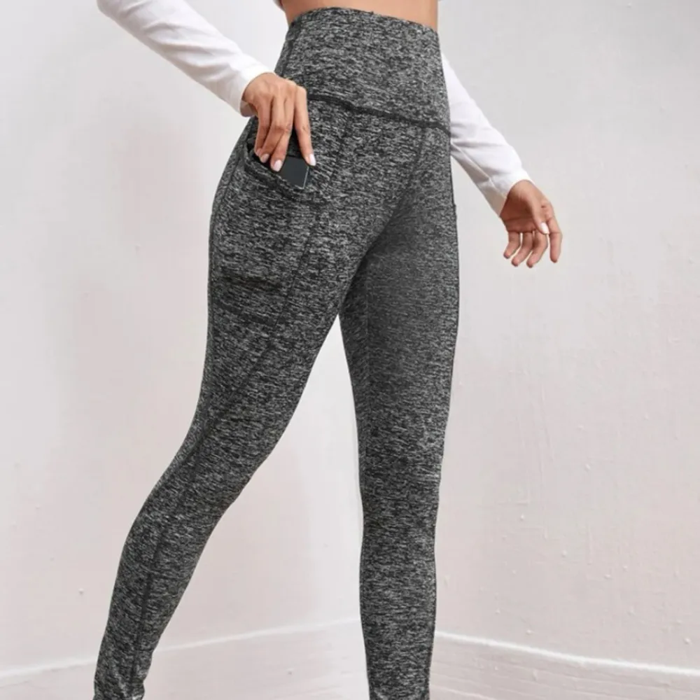 Ett par gråa tränings tights med fickor. Aldrig använda. . Jeans & Byxor.