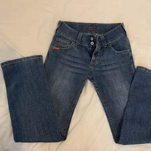 Jättefina utsvängda low waist jeans i fint skick, köpta på vinted men kommer tyvärr inte till användning😊Längd: 100 cm i storlek S, för fler frågor kom privat!💕
