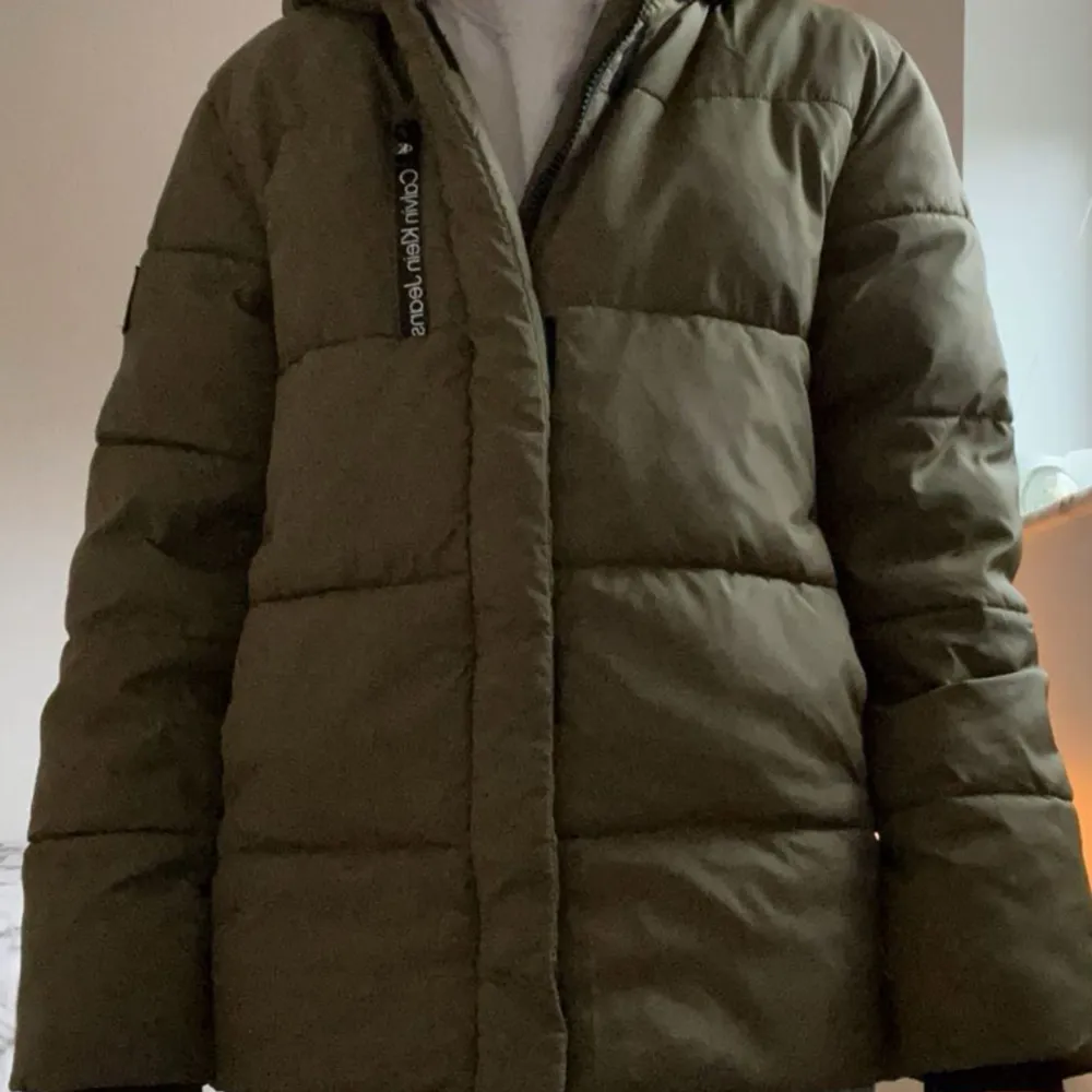 Tjock vinterjacka i väldigt bra skick då den är använd några gånger🙌🏻Nypris är 1600kr ungefär. Storleken är 158 men passar mig som har XS💐💕pris kan diskuteras😊. Takit.