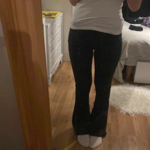bootcut jeans från Ginatricot - svarta bootcut highwaisted jeans ifrån Gina tricot i storlek S. erbjuder ett par precis likadana jeans i vit på köpet. säljer då jag ej använder dem. inga skador eller defekter förekommer. pris kan diskuteras privat💞