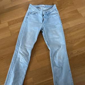 Superfina jeans från zara med en slits längst ner (bild 2). I bra skick. Low waist med raka ben. Är ganska långa i benen🩵