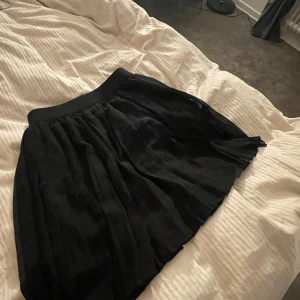 Svart kjol - Säljer denna söta kjol💞 Kontakta mig vid intresse, frakten tillkommer och är spårbar 💞