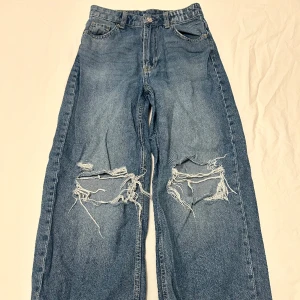 Högmidjade jeans  - Storlek 30, men ganska lösa ändå  200kr + frakt