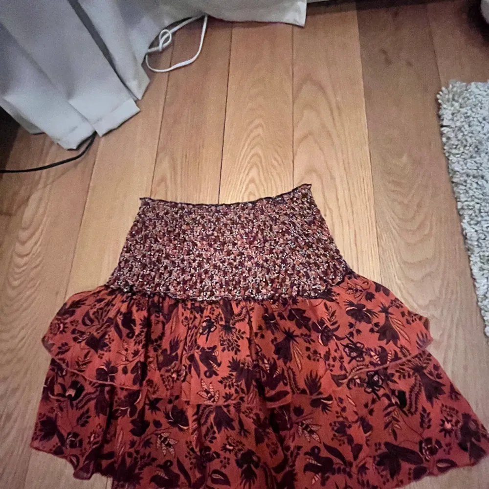 Fin kjol från zara, perfekt till sommaren! Helt oanvänd! Väldigt fin mini kjol. Köpt för 250. Kjolar.