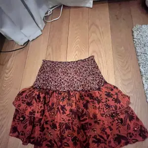 Fin kjol från zara, perfekt till sommaren! Helt oanvänd! Väldigt fin mini kjol. Köpt för 250