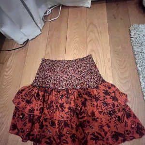 Kjol - Fin kjol från zara, perfekt till sommaren! Helt oanvänd! Väldigt fin mini kjol. Köpt för 250