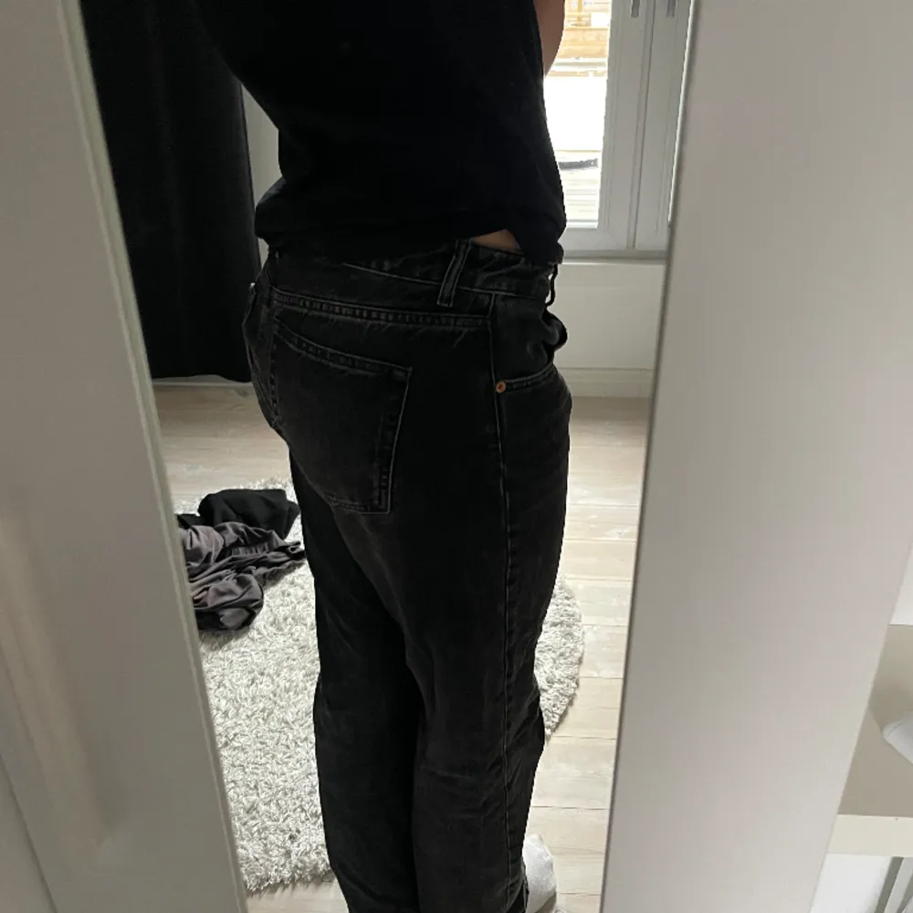 Säljer mina jättesnygga jeans ifrån zara som är midrise, storlek 44 men sitter lite mer som 42 😊. Jeans & Byxor.