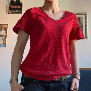Röd topp - Snygg somrig topp från Odd Molly, tröjan är 100% organisk bomull och super mjuk och skön, den passar S eller XS bra, köpare står för frakt💕🎀