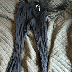 Säljer dessa mjukis byxor från Tommy Hilfiger  - Dessa är använda några gånger kommer ifrån Nordiska kompaniet, även kallat NK köpte dom för 800 men nu säljer jag som för 500kr, ni får buda hur mycket ni vill ha men minst 500kr