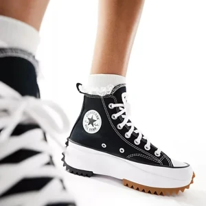 Converse run star hike - Köpte dessa för två år sedan och använt dessa vid tre olika tillfällen. Dessa skor ser nästan helt nya ut utan någon form av defekt.