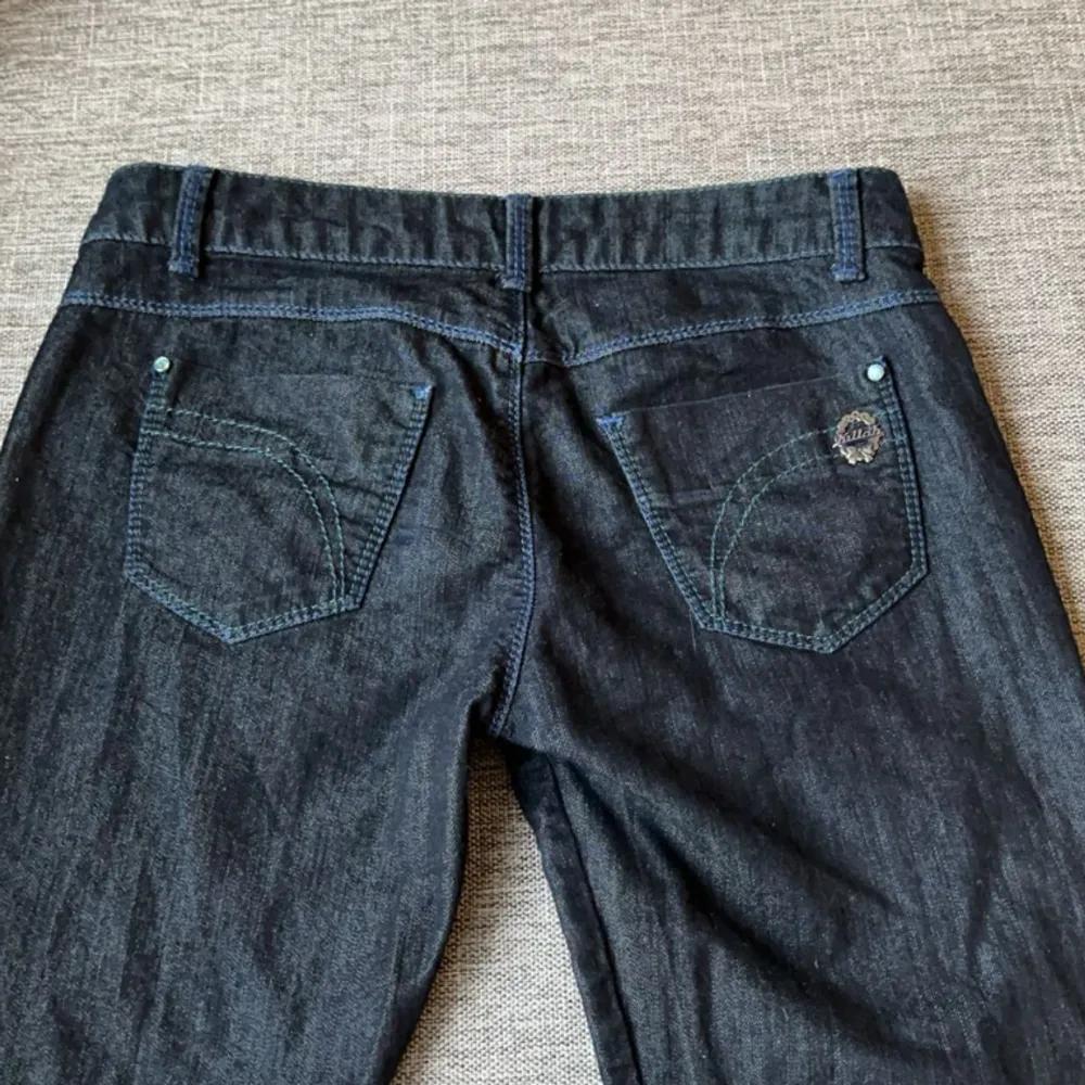 Säljer en jätte fin mörkblå Low waist jeans❣️ . Jeans & Byxor.