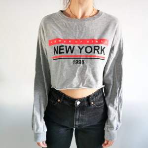 Grå cropped sweatshirt stl S. 