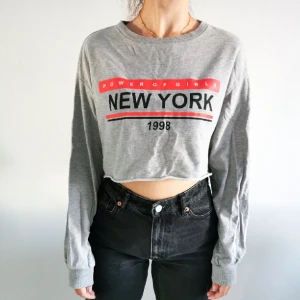 Grå cropped sweatshirt stl S - Grå cropped sweatshirt stl S. 