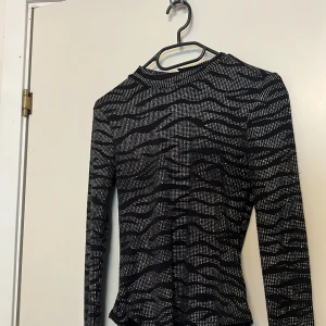 Body glitter  - En glittrig body som passar när man går ut