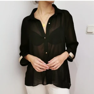 Svart skjorta i stl S - Jättefin svart skjorta med guldiga detaljer. Storlek S. Fint skick. 