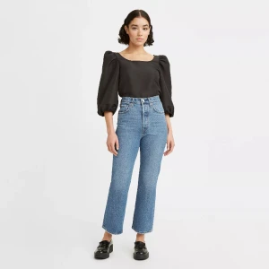 Nya Levis Jeans  - Nya Levis jeans. Säljes endast då jag köpte fel storlek. Nypris 1249kr säljes för 300, men ge gärna prisförslag🌷säljes billigt då det är bättre dem kommer till användning. 