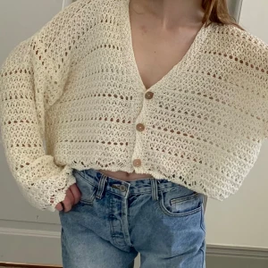 Stickad sommar kofta - Cropped stickad Pull&bear sommar kofta.  Använd, perfekt skick 