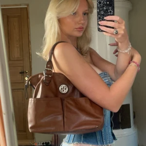 Vintage väska  - Brun väska köpt i en secondhandbutik på Cypern🐚💗 Märket heter Relic. Mycket fint skick förutom lite skavd på kanten längst ned (bild 3)