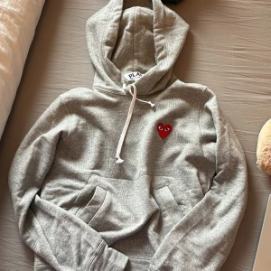 Cdg hoodie  - Hoodie från CDG i storlek S. Köpt för 2395. Helt ny, inga defekter m.m. 