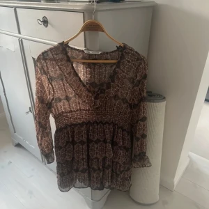 Klänning från zara  - Snygg klänning! Använd 1 gång 