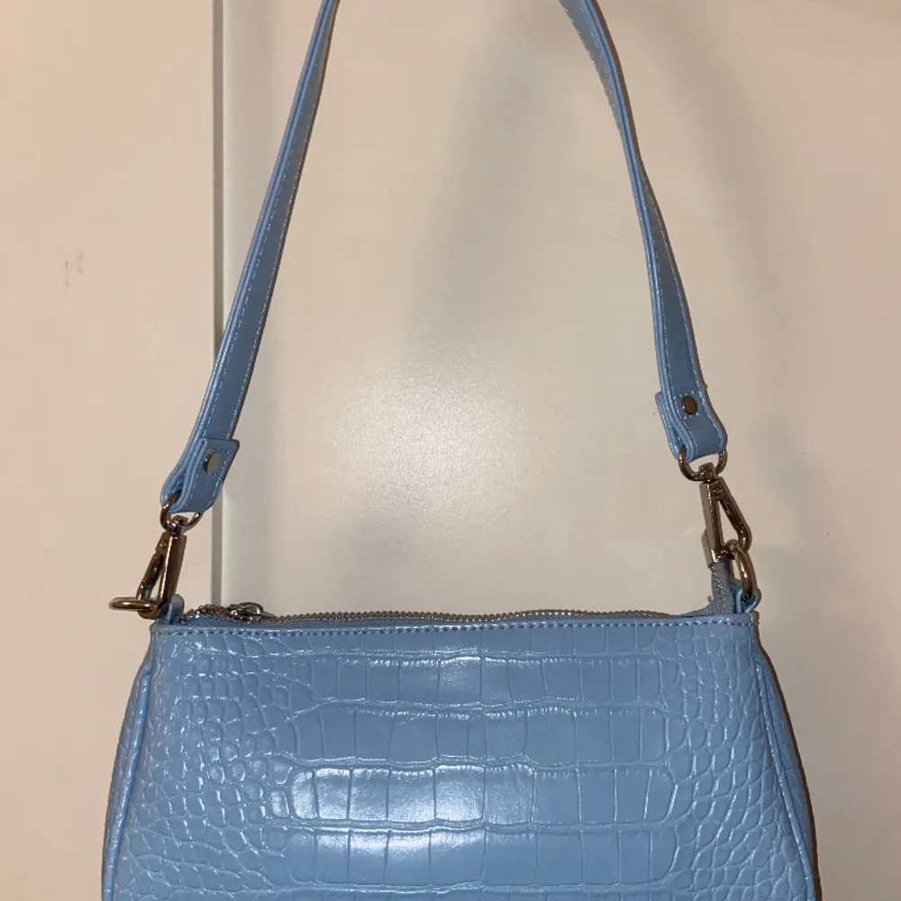 Superfin blå handväska från Gina tricot, perfekt till att stylea till outfiten med lite färg 🩵 • fack med dragkedja i. Väskor.