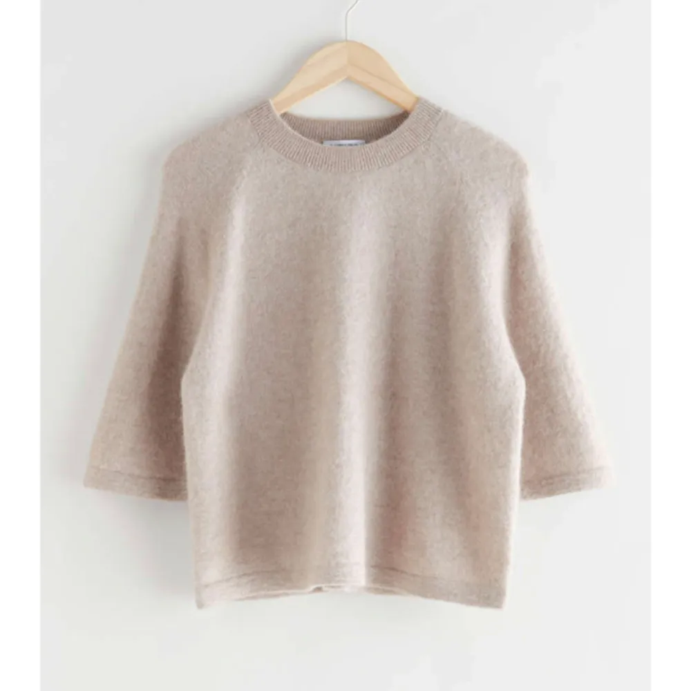 Den populära tröjan från & other stories, nypris: 690kr, den har använts, men finns inga defekter förrutom att den är liiite tvättat (inget som är uppenbart)💞 köpt förra året . Stickat.