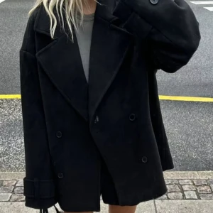 Kappa  - Kappa från Nelly🥰Använd fåtal gånger så i väldigt bra skick, säljer då jag inte använder den❤️Kan skicka fler bilder, priset går att diskutera. Nypris 700 kr❤️Har en likadan i marinblå också!