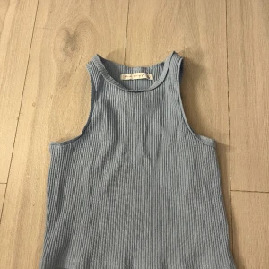 Chroppad linne - Det här linnet är så gulligt, väldigt fin babyblå färg. Inte jättestrechigt material men lite töjbart. Linnet är i storleken S ooo är lite stor i storleken🩵