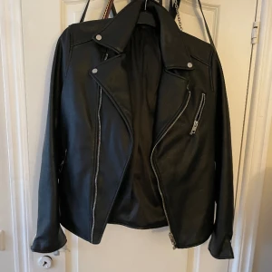 Skinnjacka  - Bra skick! Står ingen storlek men skulle säga S/M. Passar mig och jag är en 38