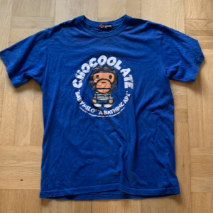 Bape baby milo tröja - En gammal bape (baby milo) tröja som jag väljer att sälja då den inte kommer till någon användning. Den ska vara äkta men de är en äldre model har jag för mig. Lite urtvättad kanske men är i jättebra skick. Pris kan diskuteras vid snabb affär 💯