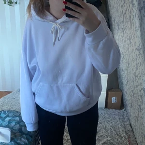 Hoodie - Vit hoodie med rött tryck