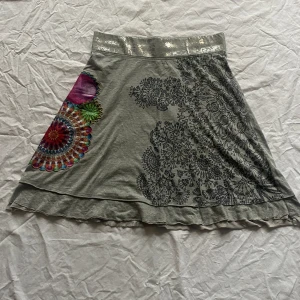 DESIGUAL kjol - Super fin kjol från 2000. Grå med massa fina detaljer. Står storlek L men finner att den passar mig som M
